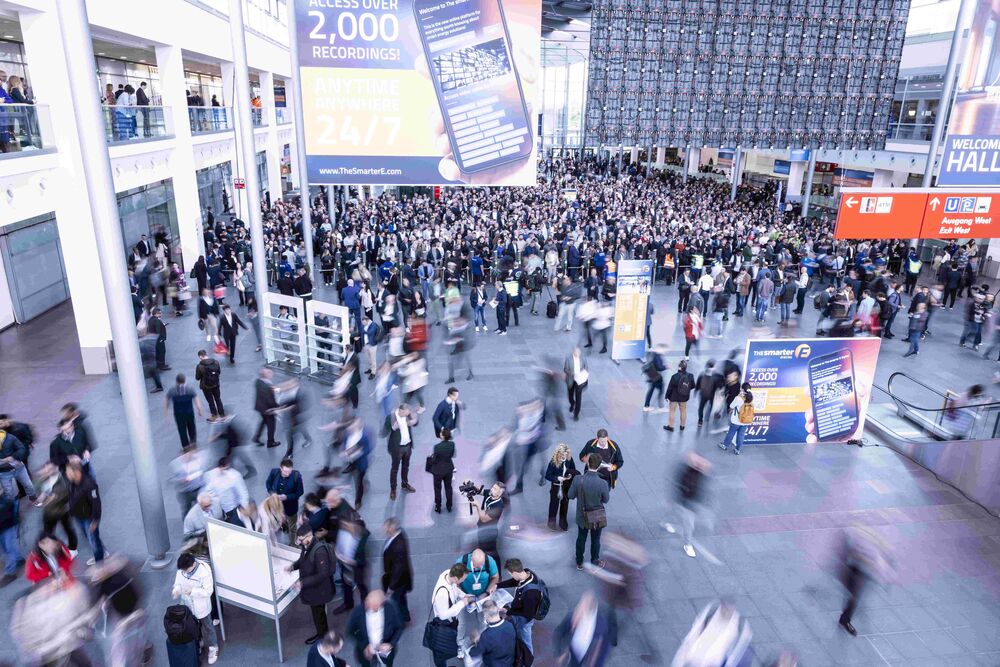 Besucher an der Intersolar 2025, Messe München.